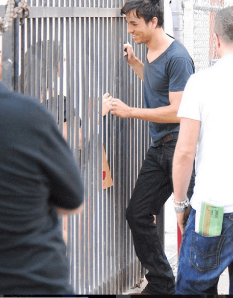 7.- Su sencillez. Él nunca deja de estar cerca de su público y cada vez que puede se mantiene en contacto con los más cercanos.