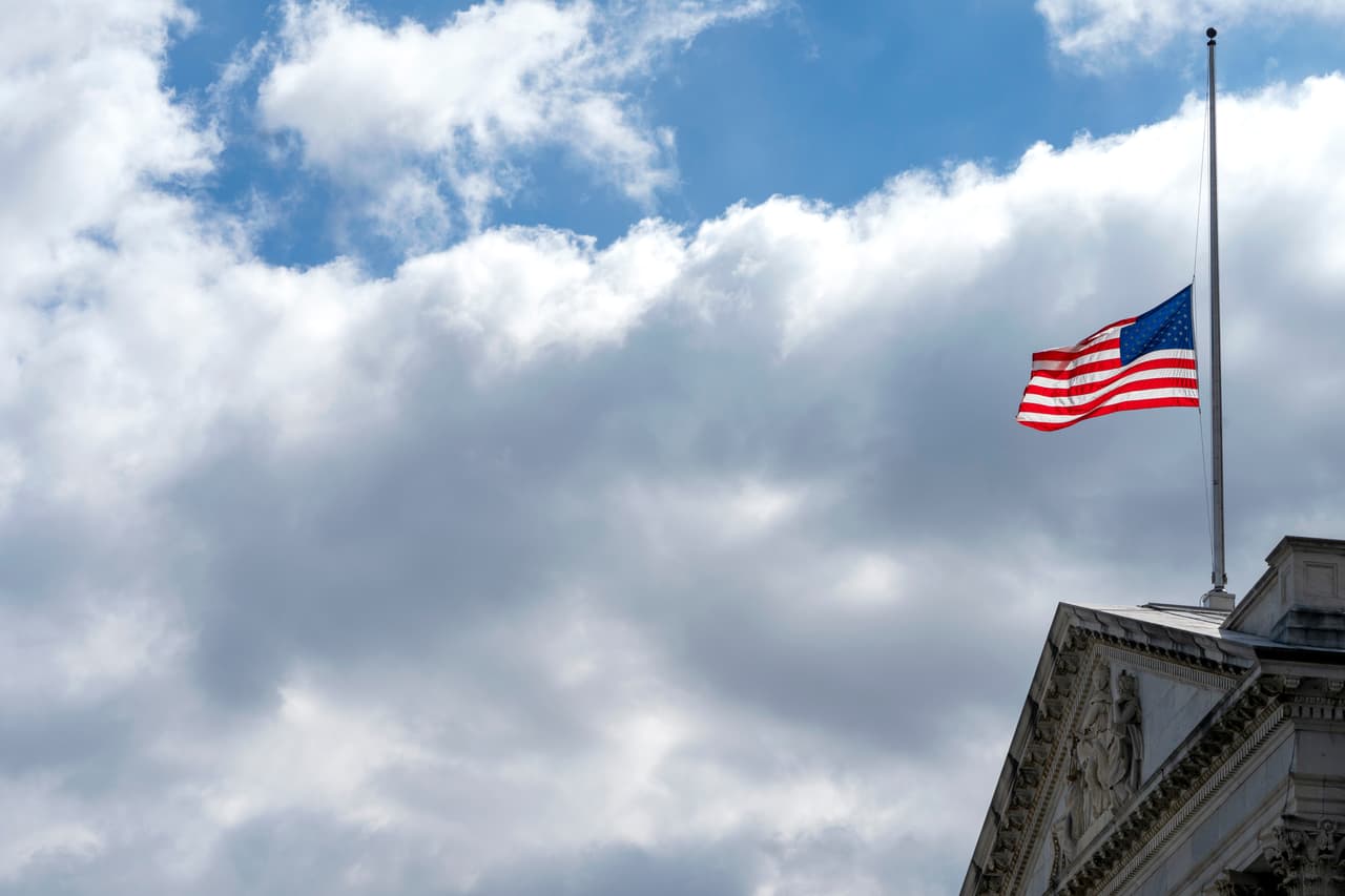Y no solo dentro de Reino Unido, numerosos países expresaron sus condolencias ordenando también que las banderas ondeen a media asta, como ha sido el caso del Capitolio en Washington DC.