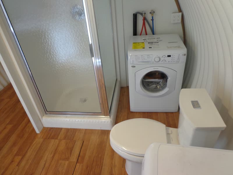 Pero algunos tienen hasta lavadora, además de ducha y baño completo.