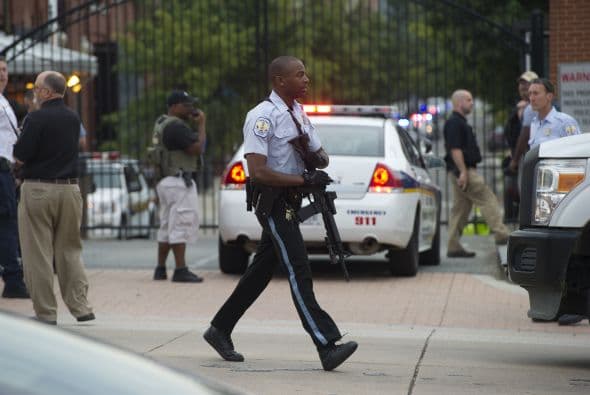 Hay personal de múltiples agencias en el Comando de la Marina de Guerra de EEUU, mientras el personal de emergencia asiste a los heridos.