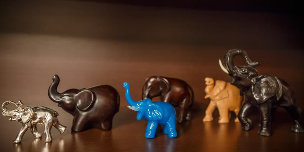 Los elefantes son usados como amuletos desde la antigüedad, y son sumamente populares en India. Puedes conseguirte uno de los llamados "de la suerte", o los asiáticos, pero que tengan la trompita parada porque con eso atraen buena suerte y protección.