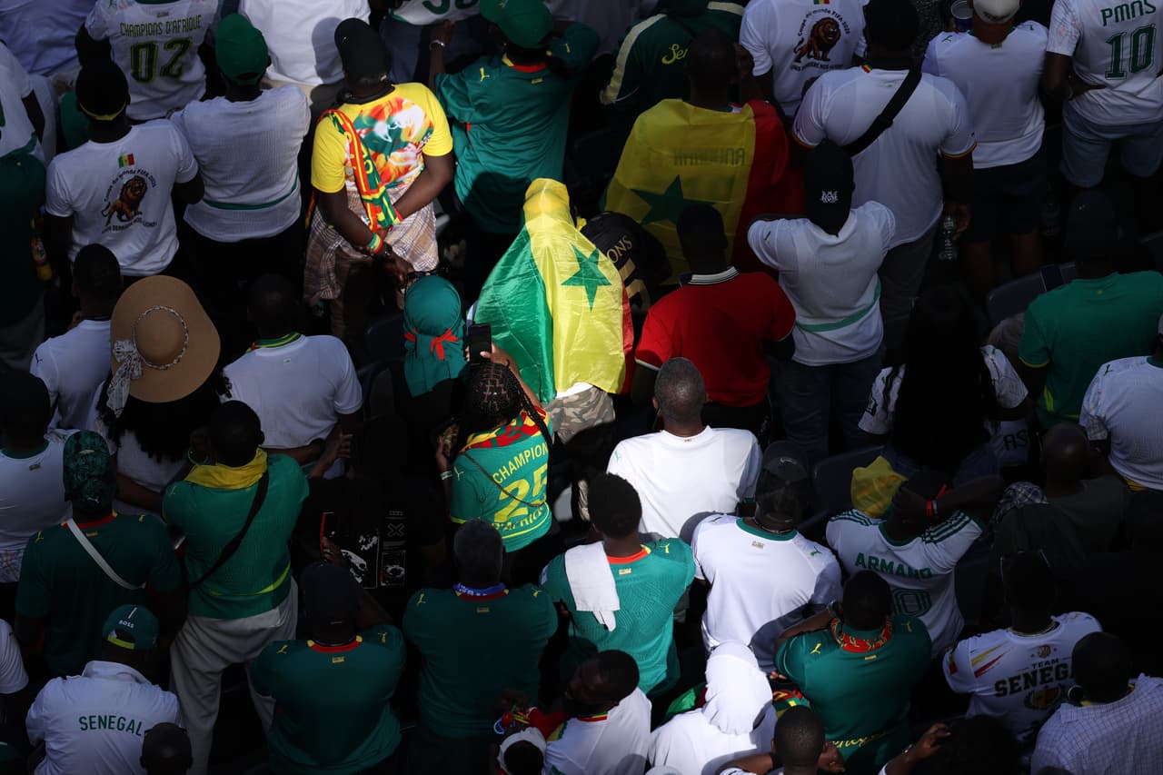 Aficionados de Senegal permanecen sentados durante el partido de fútbol del Grupo I de la Copa del Mundo entre Francia y Senegal en East Rutherford, Nueva Jersey.