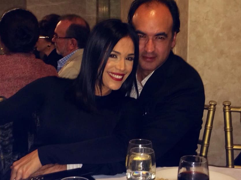 Emerson es ingeniero de profesión y un amoroso papá, quien está al pendiente de mantener unida a su familia.