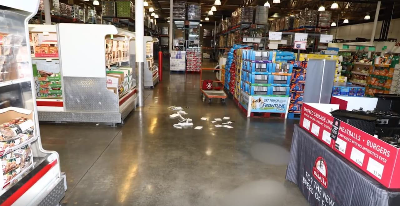 Según declararon algunos testigos a los medios locales, vieron a un hombre con un corte de pelo estilo “Mohawk” discutiendo con otro, cerca de una sección de congeladores, cuando se sintieron los disparos, que sonaron al menos seis veces.