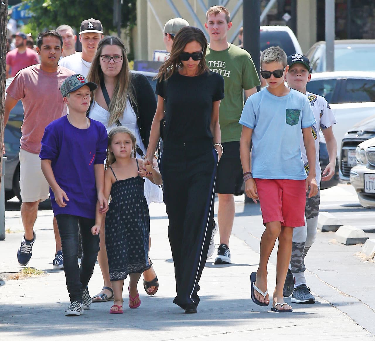 Victoria llevaba de la mano a su nena Harper.