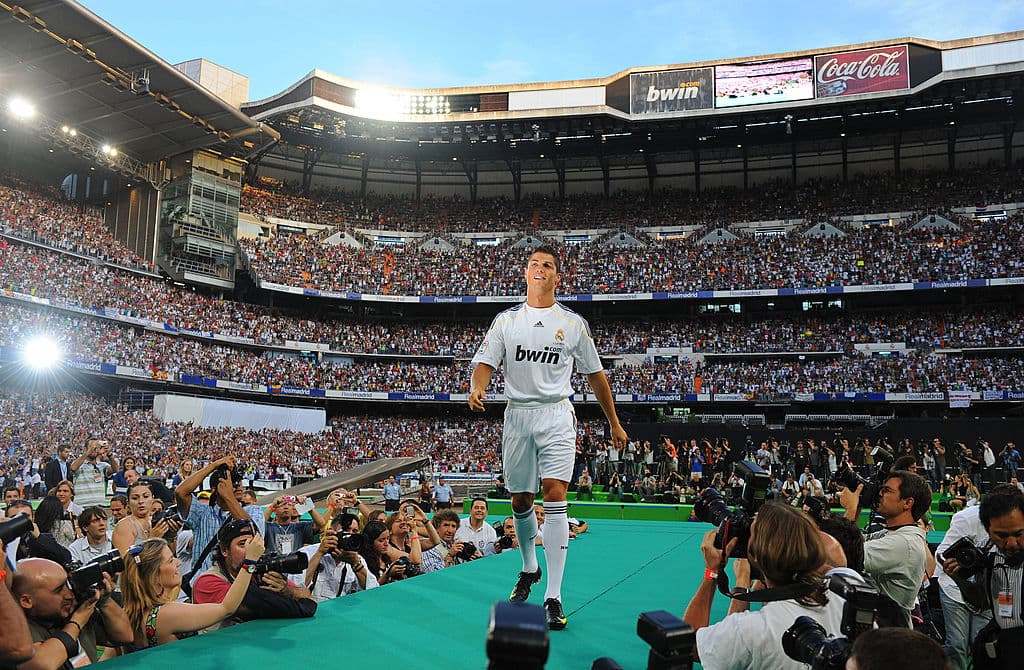 Hace 11 años, Cristiano Ronaldo era presentado como el refuerzo estrella del Real Madrid, El Santiago Bernabéu albergó a más de 80 mil personas que fueron a ver la presentación del portugués.