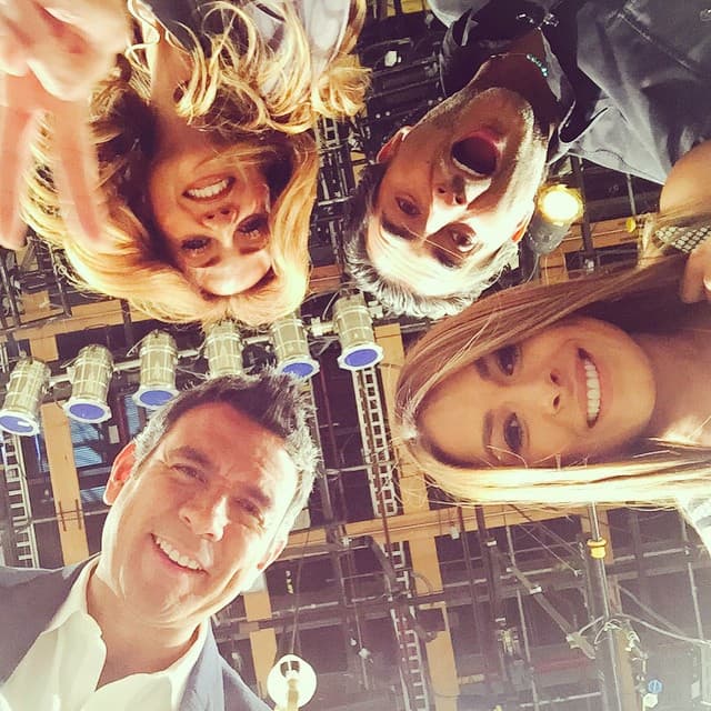 Le encanta divertirse con sus compañeros de trabajo.