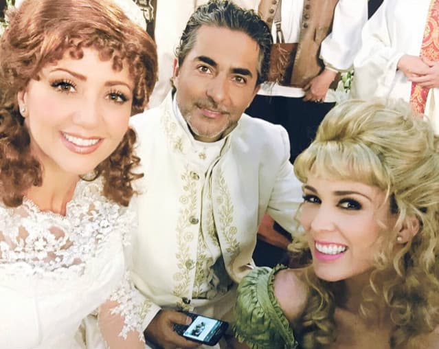 Además de ser una gran conductora, es una gran actríz.