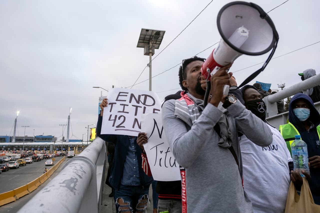 Migrantes centroamericanos y haitianos 
<b>protestaron este domingo en la fronteriza ciudad mexicana de Tijuana contra la continuidad del</b> 
<b>Título 42</b>, una política adoptada durante la administración Trump que permite a Estados Unidos la expulsión inmediata de quienes ingresen en su territorio debido a la pandemia. 
<br>
<br>El pasado viernes 
<a href="https://www.univision.com/noticias/inmigracion/juez-ordena-que-gobierno-biden-no-puede-eliminar-titulo-42-frontera">un juez federal de Louisiana ratificó un fallo preliminar</a> emitido en abril que le prohíbe al gobierno de Biden dejar sin efecto la controvertida política de seguridad sanitaria.