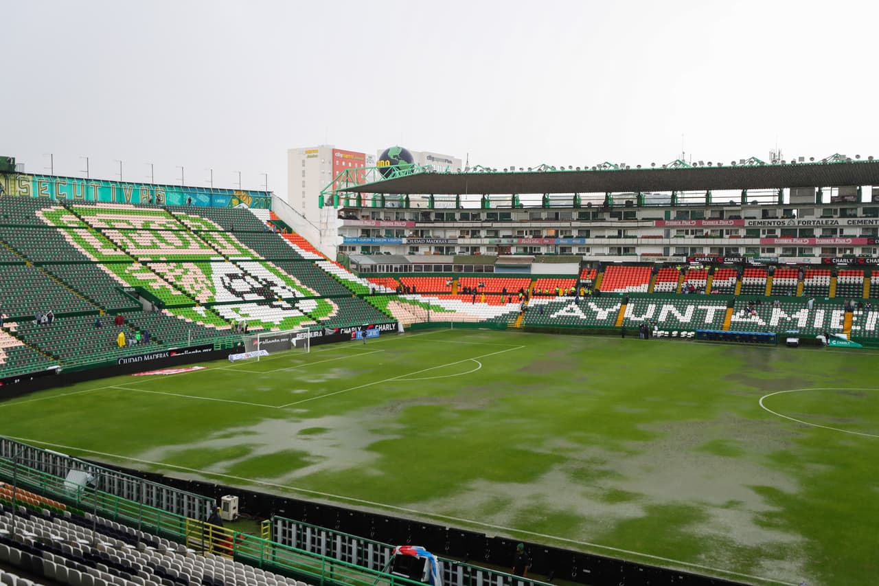 El Estadio León fue una verdadera alberca minutos antes del inicio del partido. Una tormenta hizo de las suyas e inundó toda la cancha y sus alrededores.