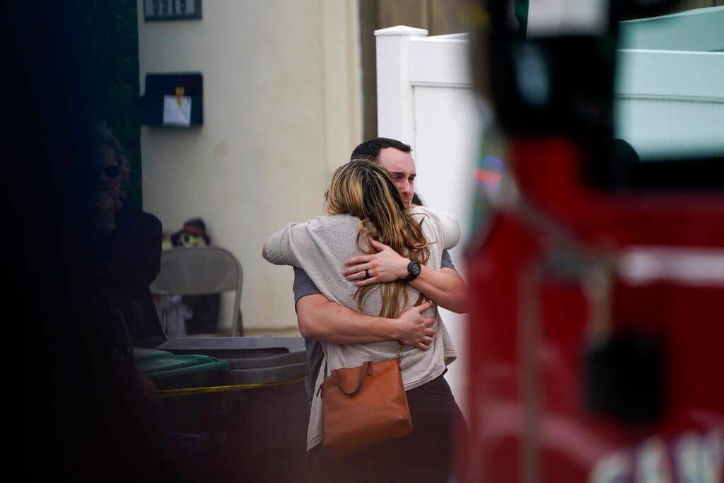 Dos personas se abrazan tras presenciar el accidente.