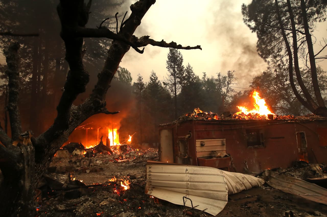 Uno de los principales temores de los servicios de emergencia era que el fuego alcanzara 
<a href="https://www.univision.com/local/san-francisco-kdtv/desvastador-incendio-en-el-norte-de-california-obliga-a-desalojar-de-sus-casas-a-mas-de-180-000-personas" target="_blank">la ciudad de Santa Rosa</a>, donde viven unos 177,000 residentes y la cual fue arrasada por devastadores fuegos de hace dos años.