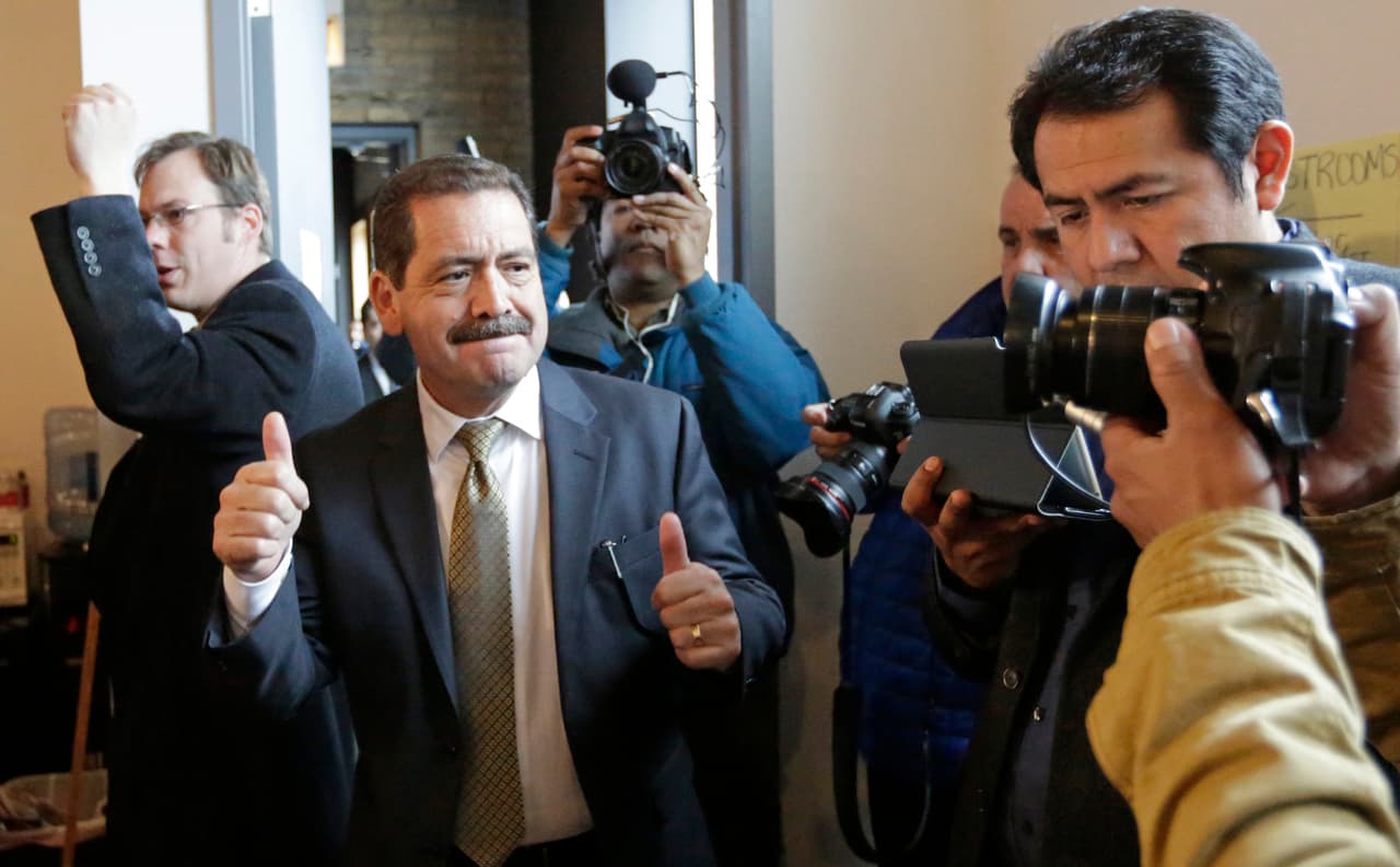 'Chuy' García gana cómodamente la candidatura demócrata para reemplazar a Luis Gutiérrez en el Congreso