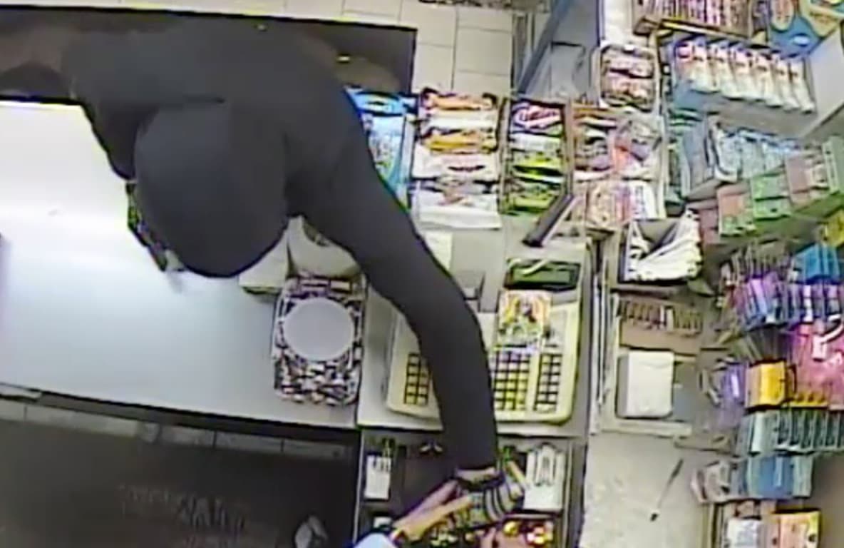 Video muestra cómo un joven armado vacía la caja registradora de una bodega de Queens