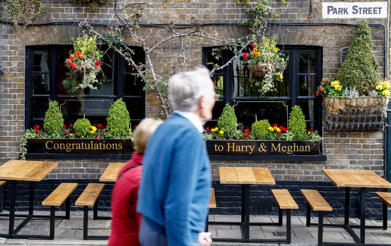 A corta distancia del castillo, una taberna también felicitaba a sus vecinos, los duques de Sussex.
