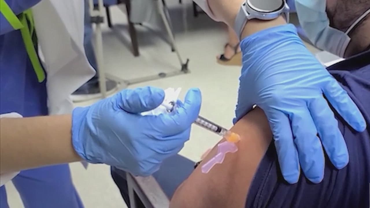 Tu trabajo puede despedirte si no quieres vacunarte contra el coronavirus, según abogado experto
