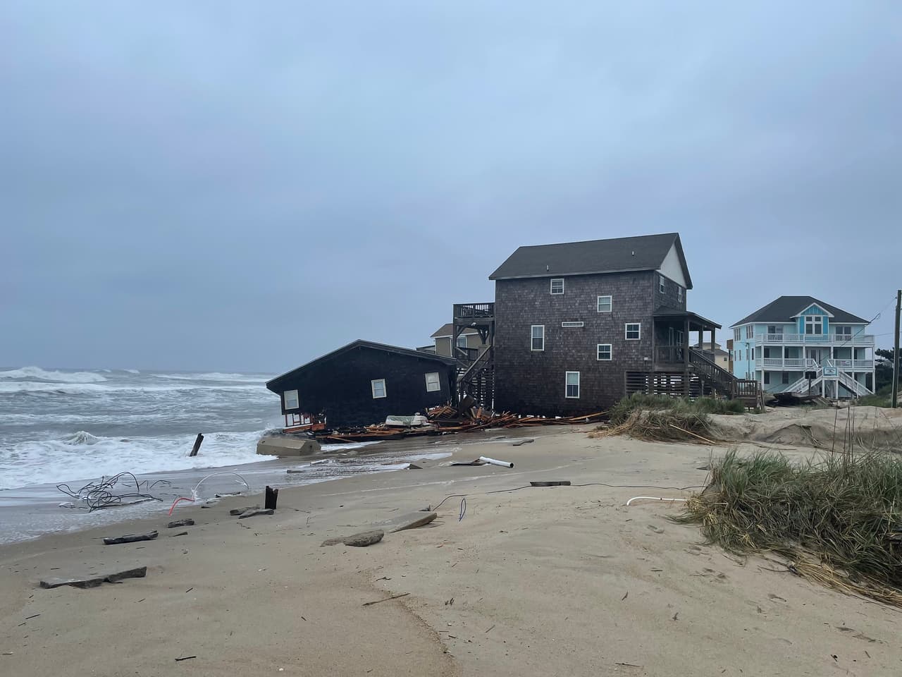 Una casa colapsó este lunes en Ocean Dr, Rodanthe.