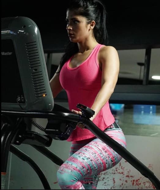 Esta es una de las recientes fotos que Kimberly subió a sus redes sociales y todo indica que lo hizo desde algún gimnasio colombiano, pues el grupo aún sigue en aquel país sudamericano.