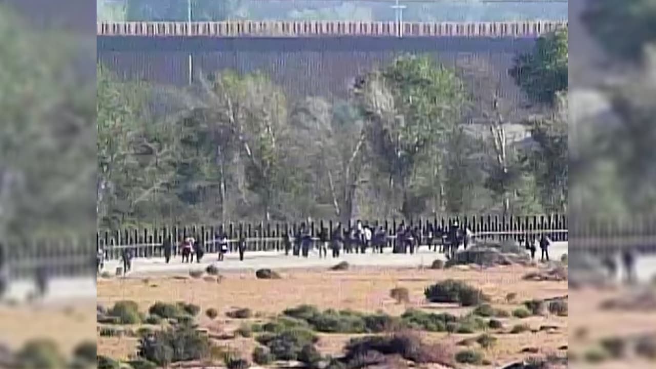 Los agentes de la Patrulla Fronteriza detuvieron a más de 1,600 durante el fin de semana. De ellos, 260 migrantes fueron detenidos en tres grupos más grandes, 84 el viernes por la mañana, 87 el sábado por la mañana y 89 el domingo por la mañana, todos cerca de County Road 13 y Levee Road en Yuma.