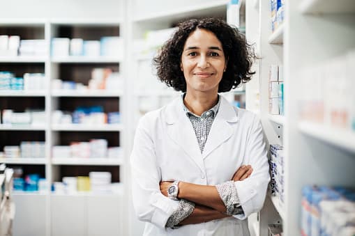 <b>9. Técnico de farmacia.-</b> Estos especialistas son los encargados de administrar los medicamentos recetados por los médicos. Su salario anual promedio es de 31,750 dólares y se proyecta un crecimiento de un 27% en los próximos años.