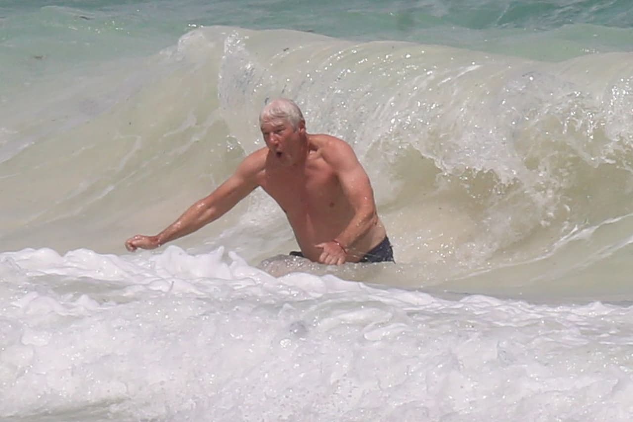 Richard Gere goza del mar en Tulum, México, el de 3 de abril de 2017.