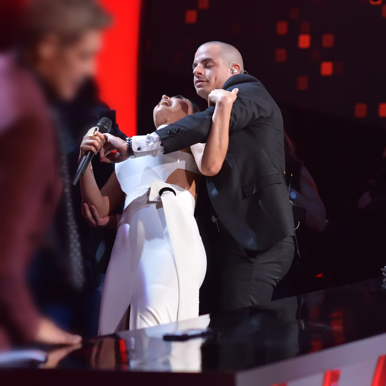 Aunque la conductora ha dicho en varias ocasiones que el baile no es su fuerte, se dejó contagiar por el ambiente que se formó en el estudio.