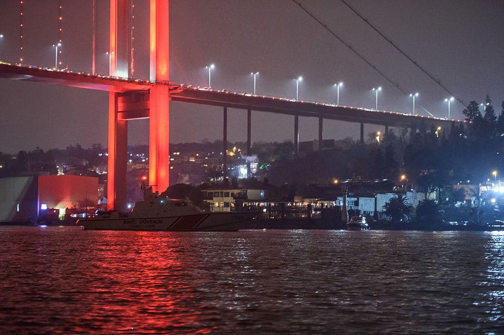 Una embarcación de la Guardia Costera turca patrulla la costa del Bósforo cerca del club Reina, uno de los lugares de fiesta más cosmopolita de Estambul.