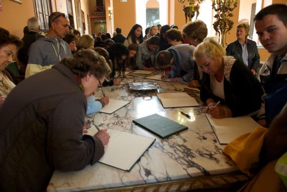 Una multitud acudió hasta la capilla a plasmar en los libros sus condolencias a la familia por la pérdida de doña Cayetana