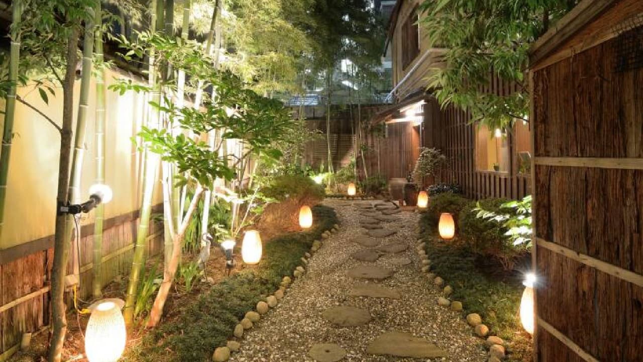 <b>Utilice iluminación exterior:</b> Una iluminación exterior adecuada puede disuadir a los delincuentes. Utilice luces activadas por movimiento alrededor de su propiedad, especialmente en los puntos de entrada.