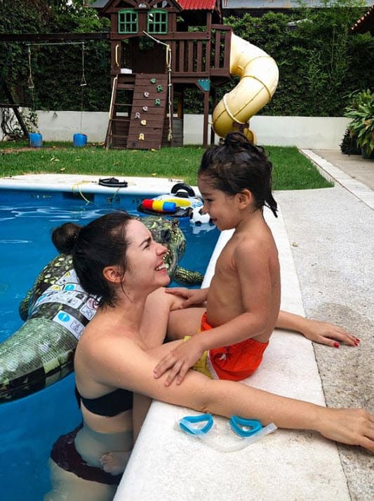 Junto a tres fotografías en las que se le ve junto a su Diego en la piscina, hizo una reflexión: “La vida es maravillosa, con todo y sus momentos dolorosos... la vida es bella, pero de una belleza compleja... aun si te determinaras a vivirla con ligereza habría momentos en que su intensidad te rebasaría. Los momentos difíciles o 'intensos', como yo los llamo, son justo como después de que te revuelca una ola, saldrás (si sales 😂) con más ganas de vivir y hacer todo lo que te hace feliz”.
<br>