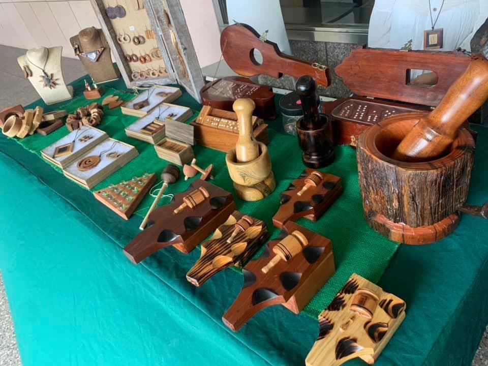 “Este Mercado Navideño será una gran oportunidad para que las personas hagan sus compras navideñas de piezas únicas hechas por nuestros artesanos y artistas plásticos puertorriqueños, quienes llevan desde hace mucho tiempo esperando tener esta oportunidad de vender su trabajo”, explicó el director ejecutivo del ICP, Carlos Ruiz Cortés.