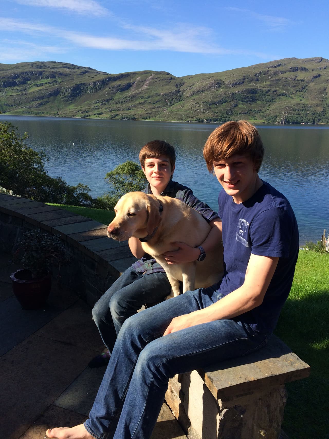 Los jóvenes se dieron prisa para nadar entre risas, pues la perrita además es hidrofóbica. ¡Es toda una personaje!