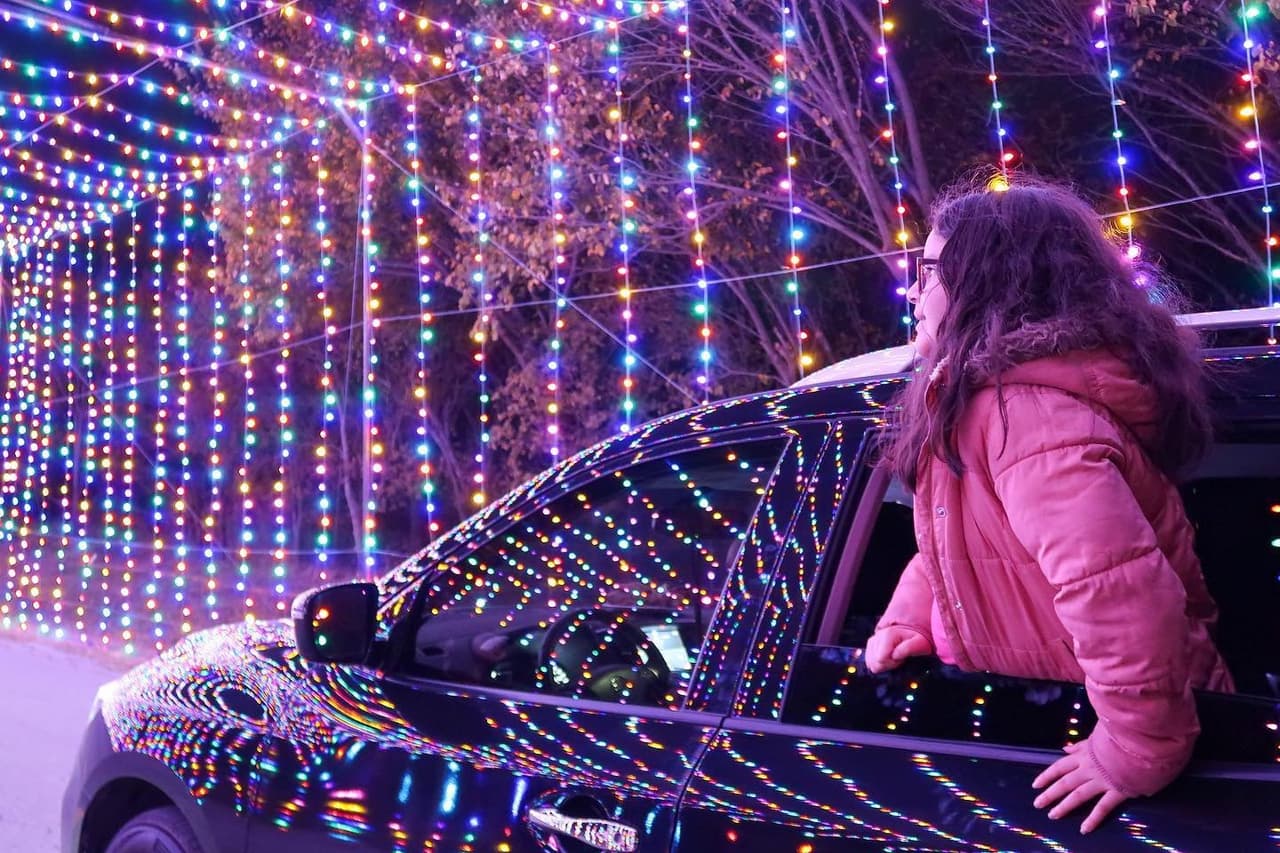 <a href="https://prairielights.org/" target="_blank">Prairie Lights</a> ofrece una experiencia única de 5 millones de luces navideñas que puedes disfrutar sin tener que salir de tu automóvil.
<br>