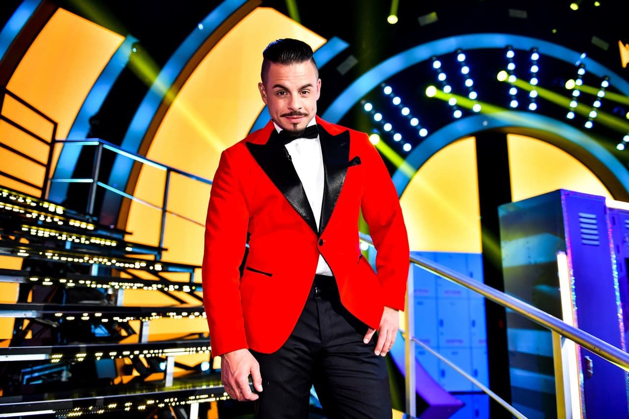 En la mesa ya la aguardaba Casper Smart, quien para la gran final portó un elegante esmoquín rojo.