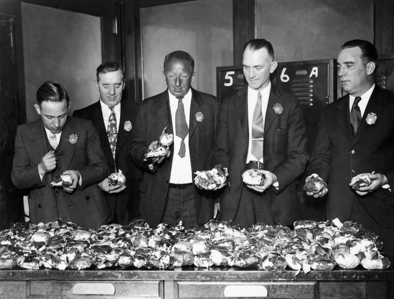 <b>La mafia, el primer cartel.</b> La distribución de opiáceos y cannabis creció durante la llamada ‘era del jazz’, 
<a href="https://www.druglibrary.org/schaffer/hemp/history/first12000/12.htm"><u>en las décadas de 1930 y 1940</u></a>. Las familias de la mafia estadounidense, que dominaban los juegos de azar y otras actividades ilegales, se incorporaron al tráfico de estos productos.
<br>
<br>La participación de la mafia en el tráfico de drogas era conocida como la ‘
<a href="https://www.deamuseum.org/idatour/french-connection-and-rise-of-the-american-mafia-9.html"><u>conexión francesa</u></a>’, porque los capos de Nueva York se surtían de los cargamentos de opio turco que llegaban de París y Marsella, tal como el que muestra esta fotografía de un decomiso de opio turco en Nueva York, en 1933.