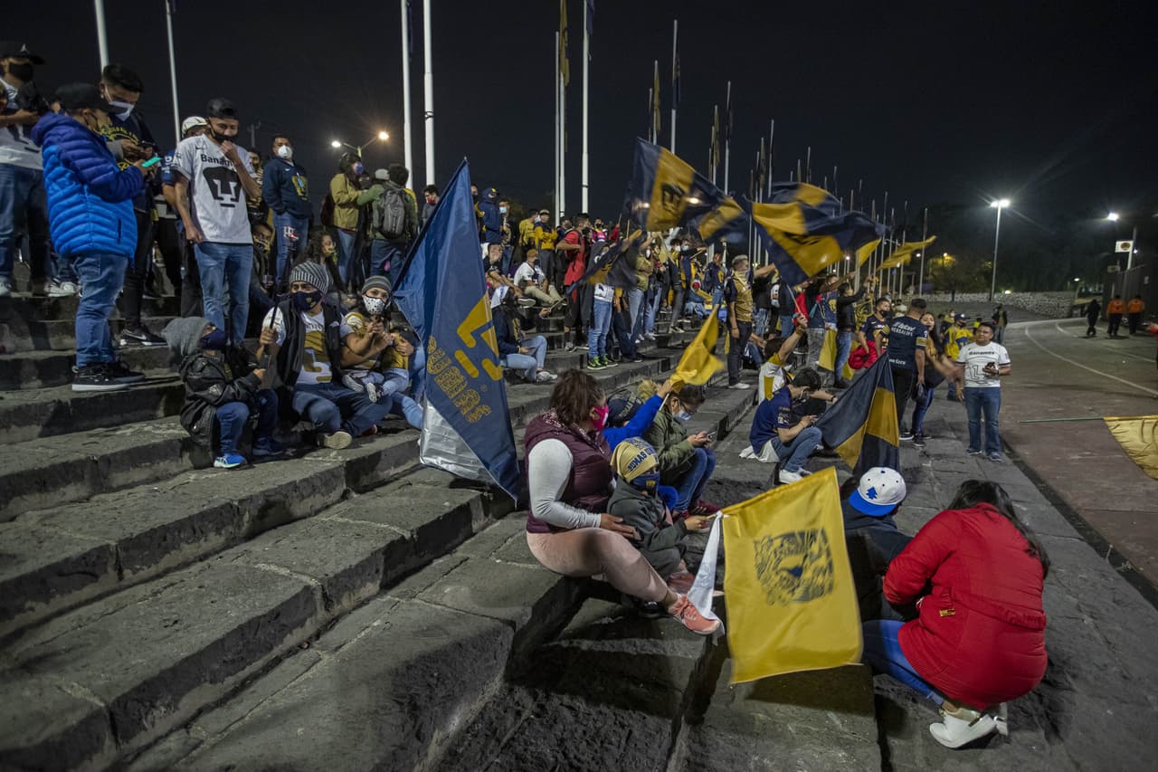Autoridades de la Alcaldía Coyoacán resguardaron el perímetro del Estadio Olímpico Universitario horas antes del cotejo, pero nada detuvo a los hinchas auriazules para alentar a su escuadra en el primer episodio de la Gran Final del Guard1anes 2020.