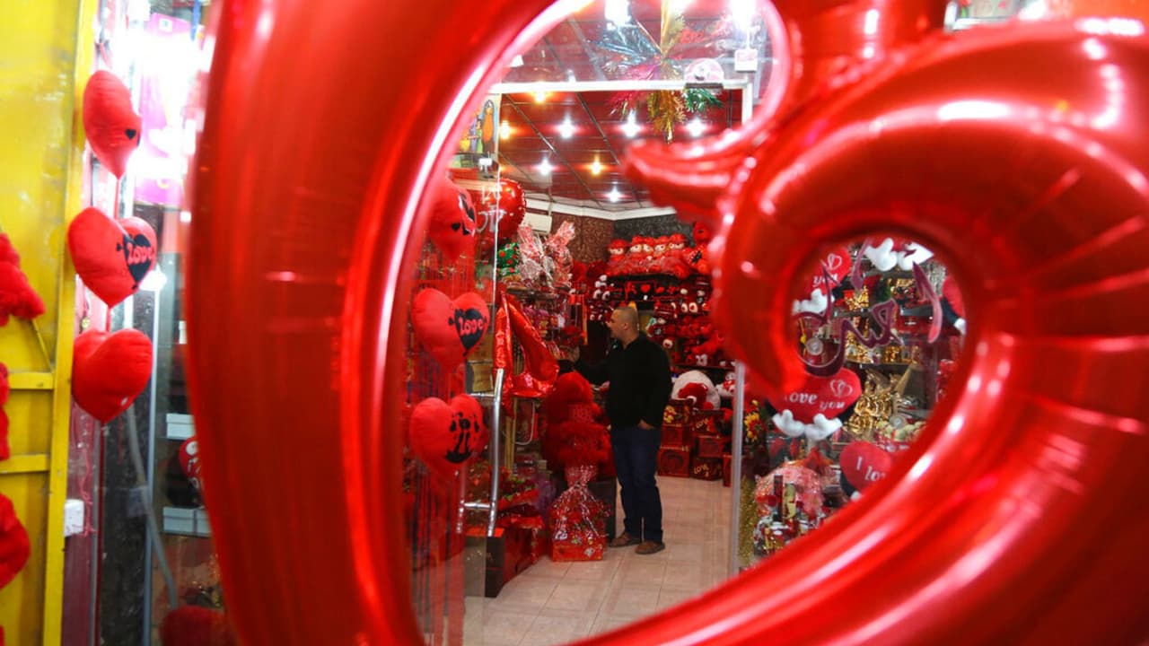 Evite caer en estafas durante la celebración de San Valentín en Illinois: Siga estas recomendaciones