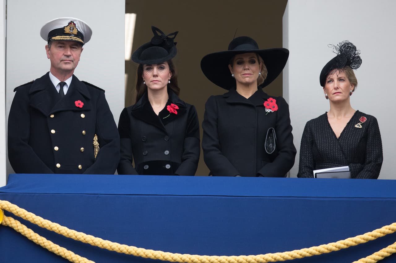 Todos los presentes vistieron de negro riguroso.