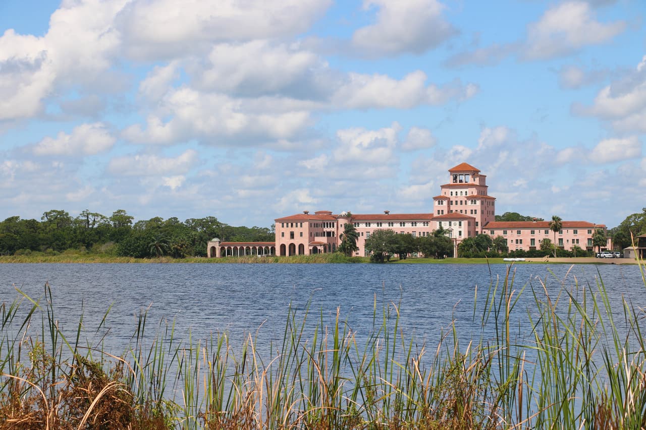 <h3 class="cms-H3-H3">17. Sebring-Avon Park, Florida</h3>
<br>
<br>💵 
<b>Aumento de ingreso real per cápita, 2022-2060: </b>+83.2%
<br>
<br>💵 
<b>Ingreso real per cápita, 2022: </b>$34,905
<br>
<br>💵 
<b>Ingreso real per cápita, 2060: </b>$63,940
<br>
<br>💵
<b> Sectores con mayor crecimiento proyectado de 2022 a 2060: </b>Servicios educacionales.
<br>