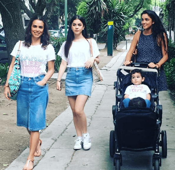 46. Actualmente su hija Ana Paula tiene 23 años y Alejandra 21.