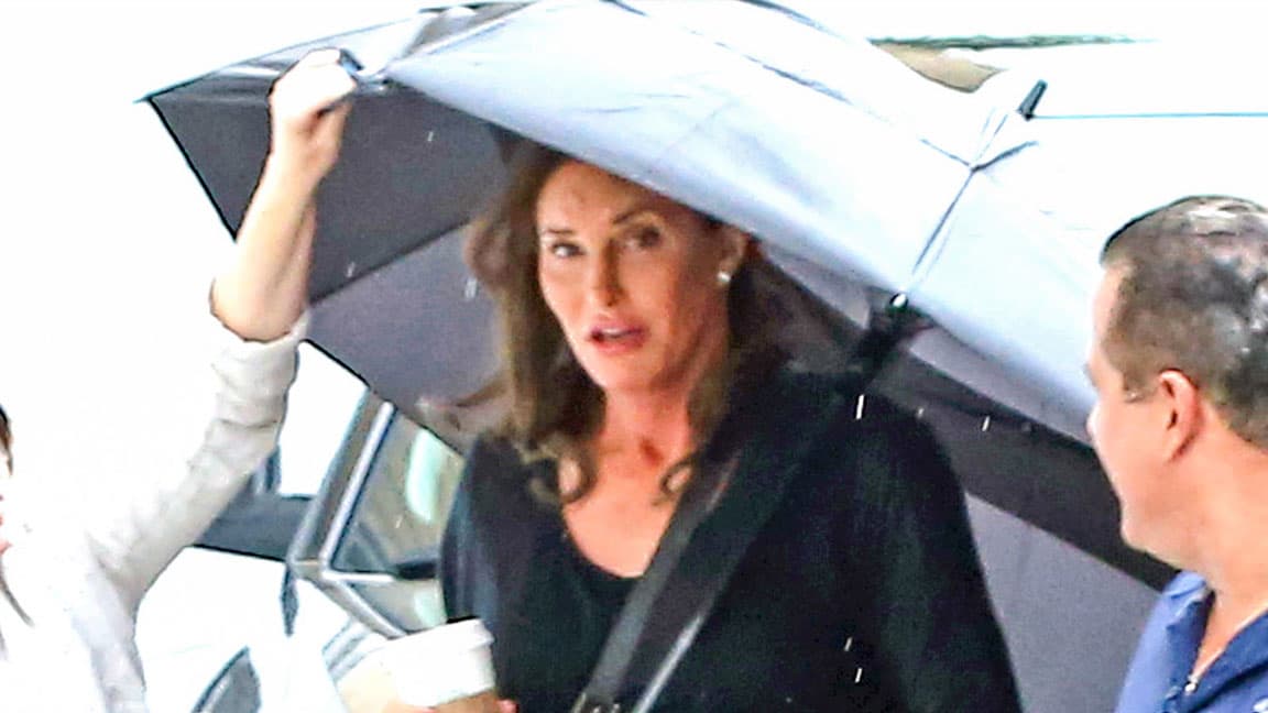 En julio de 2015, el reconocido atleta olímpico compartió su transformación física y emocional en la revista ‘Vanity Fair’. Bajo el titular ‘Llámame Caitlyn’, presentó su verdadera personalidad y desde entonces educa a otras personas para que se acepten y amen tal como son.