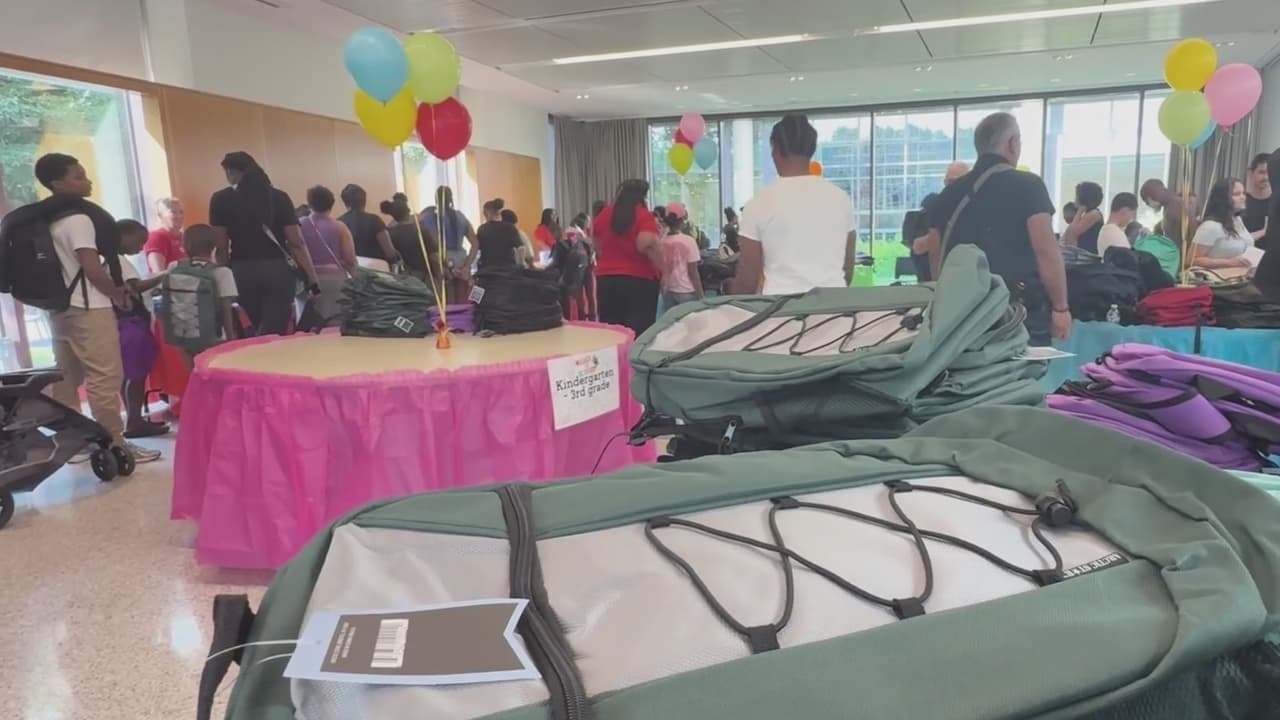 Comunidad de Filadelfia une fuerzas para la entrega de útiles escolares gratis