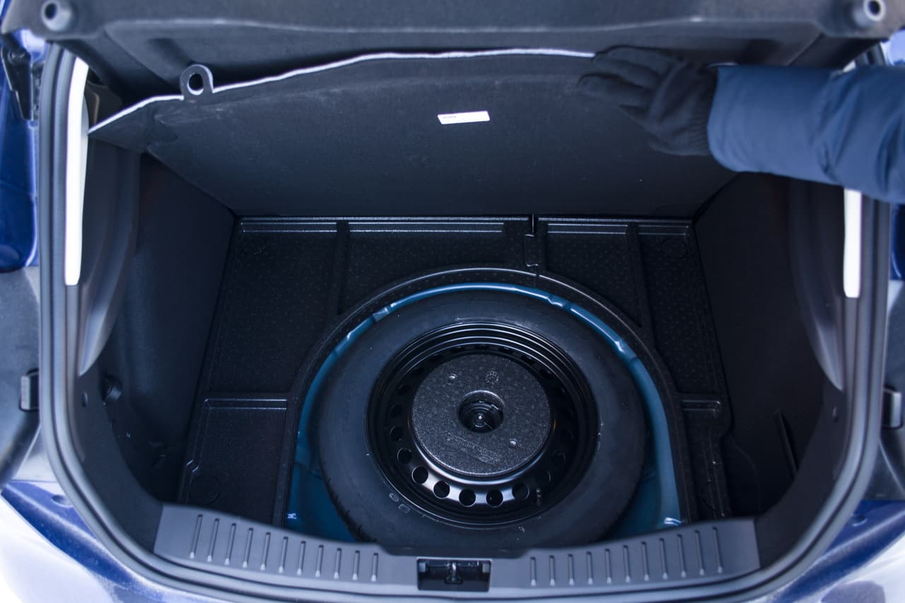 19. 
<b>Guarda el equipo y herramientas</b>.