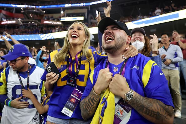 Las lágrimas y las sonrisas brotaron tras el anuncio de Los Ángeles Rams como campeones del gran partido del futbol americano.
