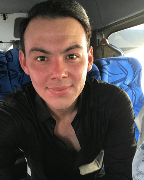 A mitad de la gira promocional de “Qué bonito… Es lo bonito” y por petición de los grupos de fans, Noé Obeso Félix fue sustituido por Luis Alfonso Partida “El Yaki”, quien provenía de Banda Estrellas de Sinaloa de Germán Lizárraga.