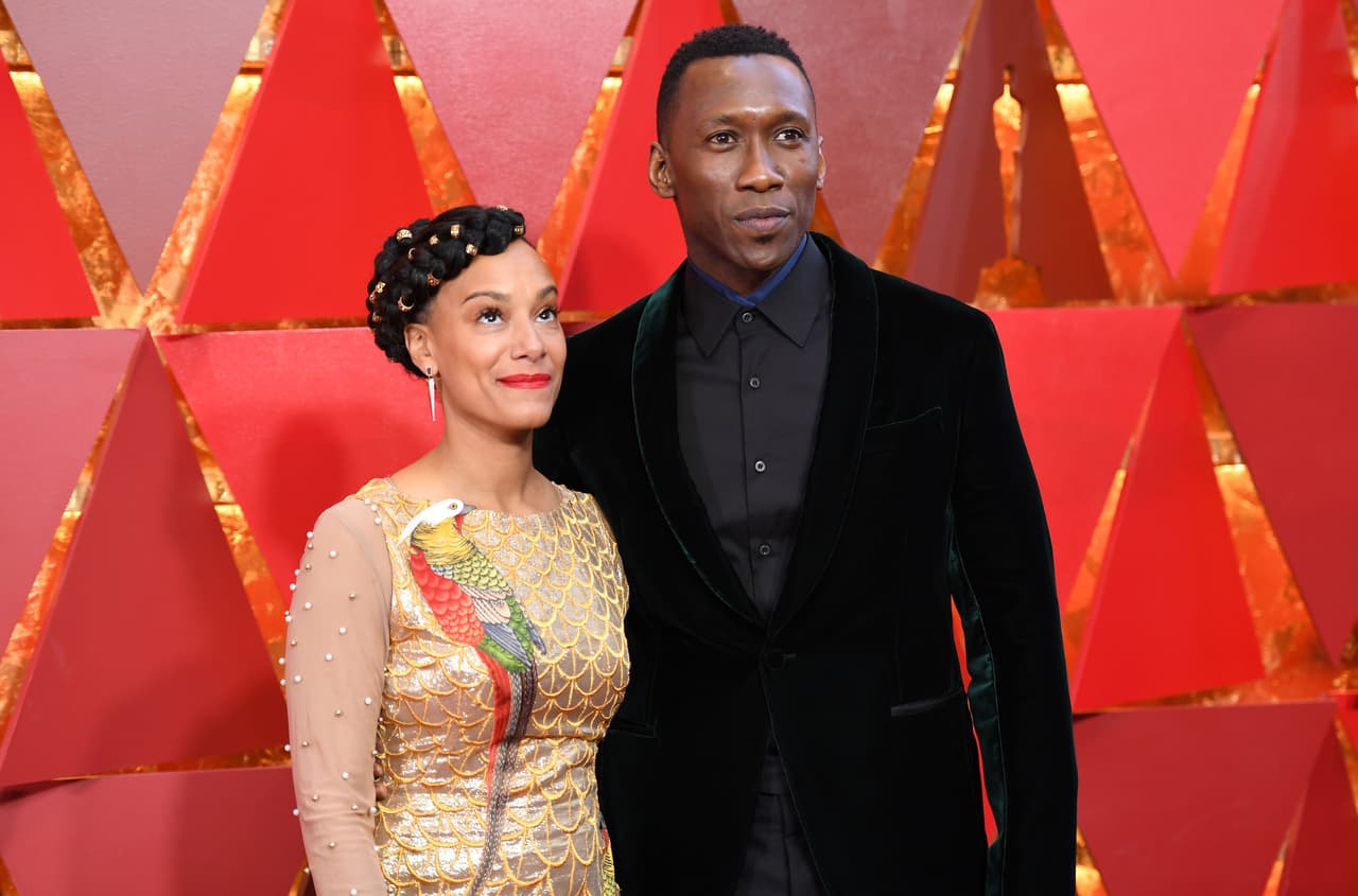 Con un exótico pajarito en el pecho, Amatus Sami-Karim posó junto a su esposo, el ganador del Oscar Mahershala Ali.