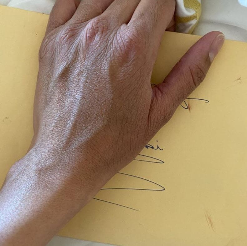 "Ayer 
<b><a href="https://www.univision.com/famosos/inexplicable-un-angel-sostiene-a-vanessa-bryant-en-la-tarjeta-que-kobe-bryant-le-tenia-para-su-cumpleanos-video/embed?eid=00000156-db9d-dd4d-a9f6-fffdec5a0000" target="_blank">encontré un sobre cerrado</a></b> que decía: 'Para el amor de mi vida, de tu papi'", escribió junto con esta foto. 
<br>