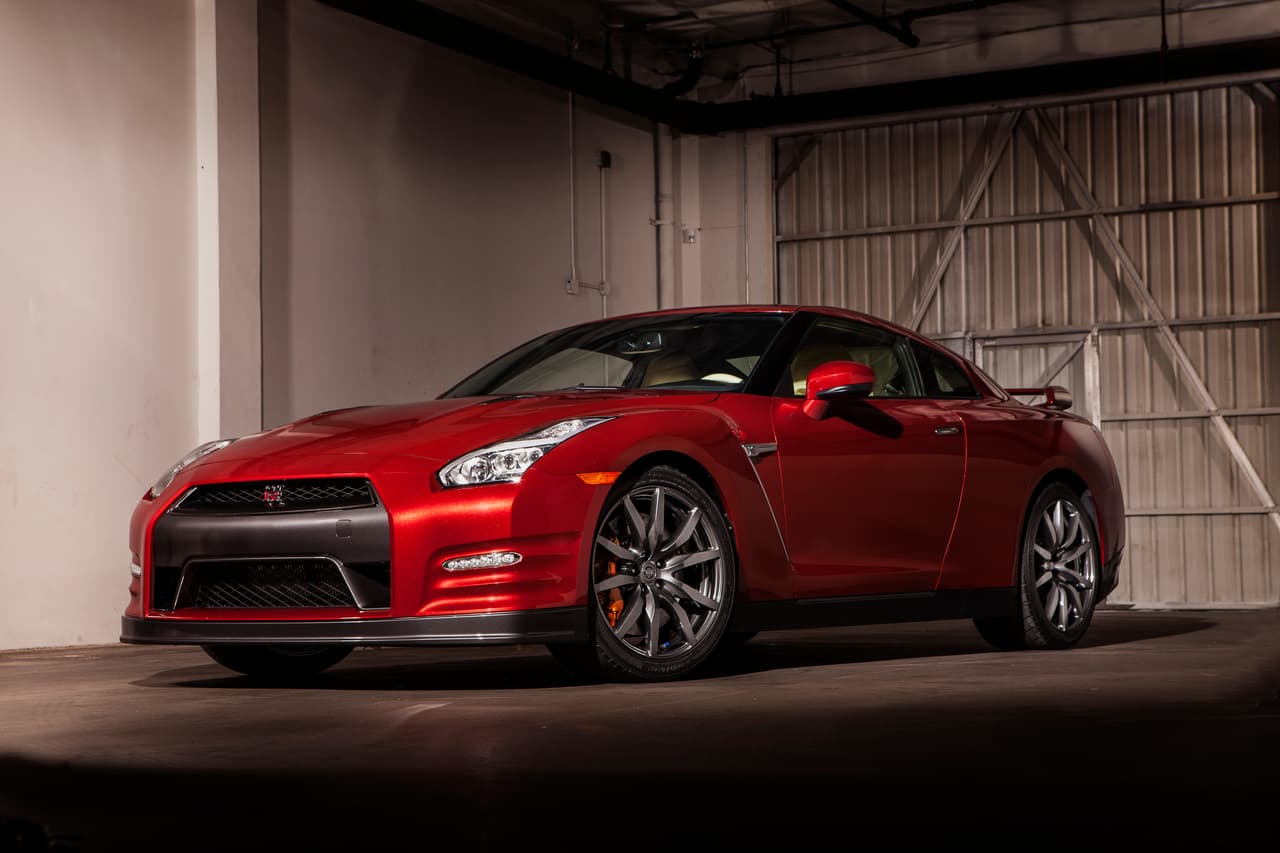 La versión 2015 del 
<b>Nissan GT-R </b>de Thiago Silva cuenta con un motor V6 twin-Turbo de 545 caballos de fuerza y 463 lb-pie de torque. A bordo de este auto se le ha visto en varias ocasiones e incluso ha compartido videos en los que corre por las calles de París.