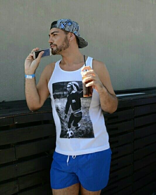 "Me he vuelto a operar la nariz por cuarta vez, me he hecho una liposucción en el trasero y con esa misma grasa me practicaron una lipotransferencia en los pómulos. Después me despegué el surco nasogeniano de la cara y me lo rellenaron con metacrilato, al igual que en la frente. Además, me hice un retoque en el mentón por tercera vez por una mala cicatrización [de una cirugía anterior]", explicó el incondicional admirador de 
<b>Ricky</b> al portal argentino 
<i>Diario Show</i>, donde aseguró con orgullo que tantas intervenciones ya comienzan a dar sus frutos: "Ya me dicen que me parezco mucho a 
<b>Ricky Martin</b>".