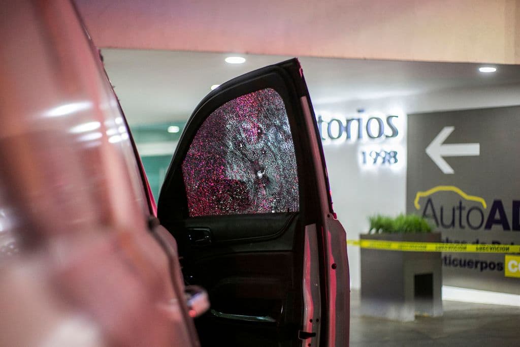 <b>Michoacán</b>
<br>
<b>Nivel 4-No viajar</b>
<br>
<br>Según la lista de la Oficina de Asuntos Consulares del Departamento de Estado de EEUU, los ciudadanos estadounidenses y los residentes permanentes legales han sido víctimas de secuestro.
<br>
<br>En la imagen aparece el auto de Guillermo Valencia, candidato a la alcaldía de Morelia por el Partido Revolucionario Institucional (PRI), con agujeros de bala luego de ser atacado, en Morelia, Michoacán.
<br>